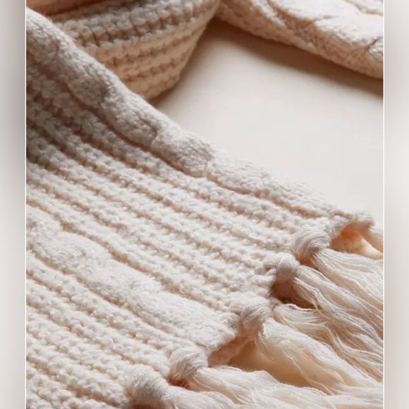 NWT Women’s TORRID Ivory Powder Puff Cable Knit Scarf And Gloves New Cream - Picture 3 of 8
